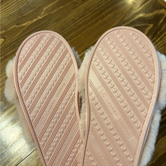 Lauren Conrad Brand New Cozy Pink Faux Fur Slippers - Picture 2 of 2